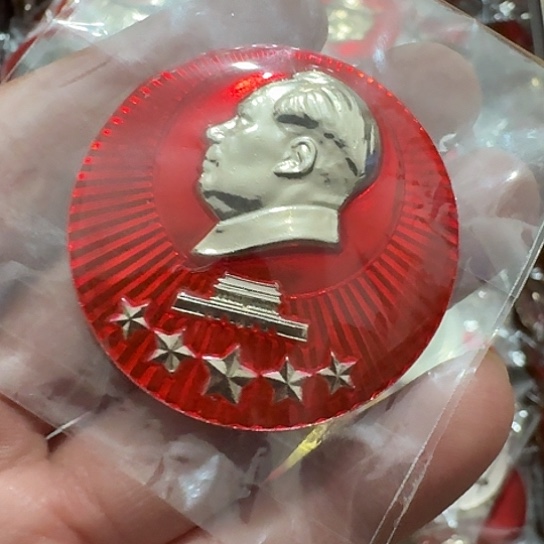 山***竹其他普通金属圆形红色人物像章