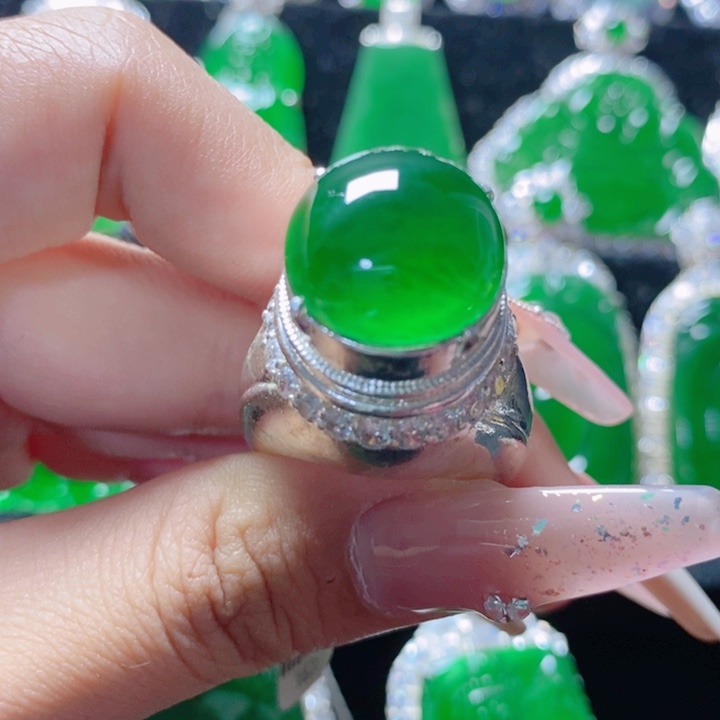 翡翠颈饰未镶嵌18。   