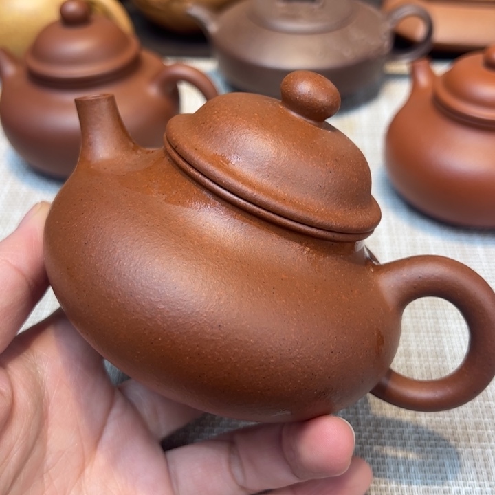 紫砂茶壶容量210毫升，红泥，容天