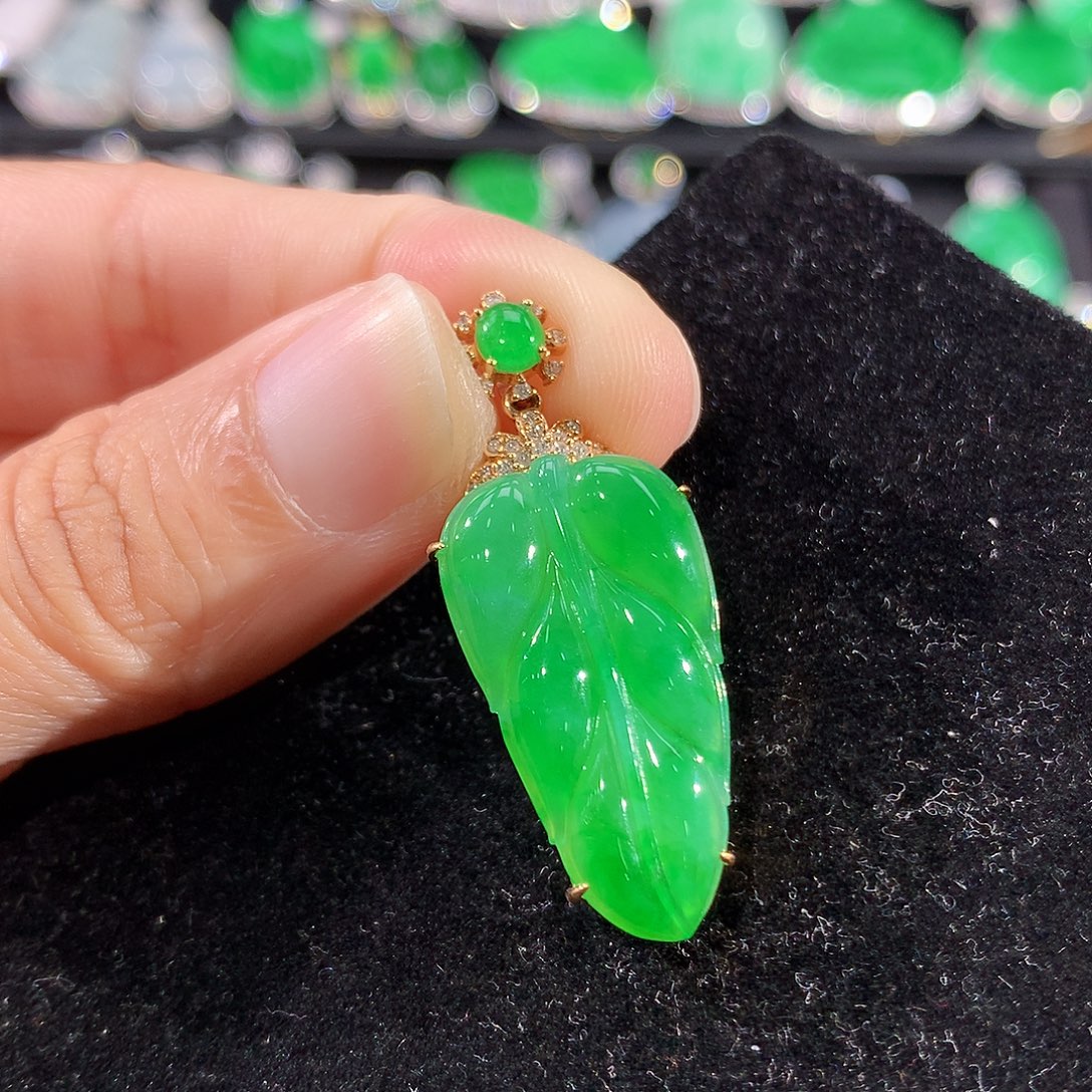 翡翠18K金镶嵌颈饰