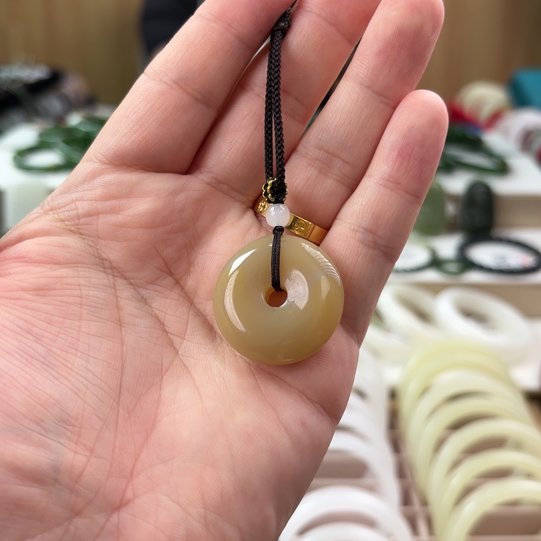 透闪石质玉颈饰未镶嵌