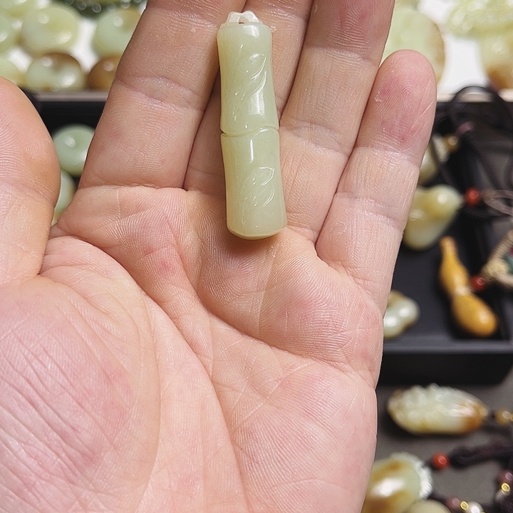 岫岩老玉（透闪石质玉）颈饰未镶嵌