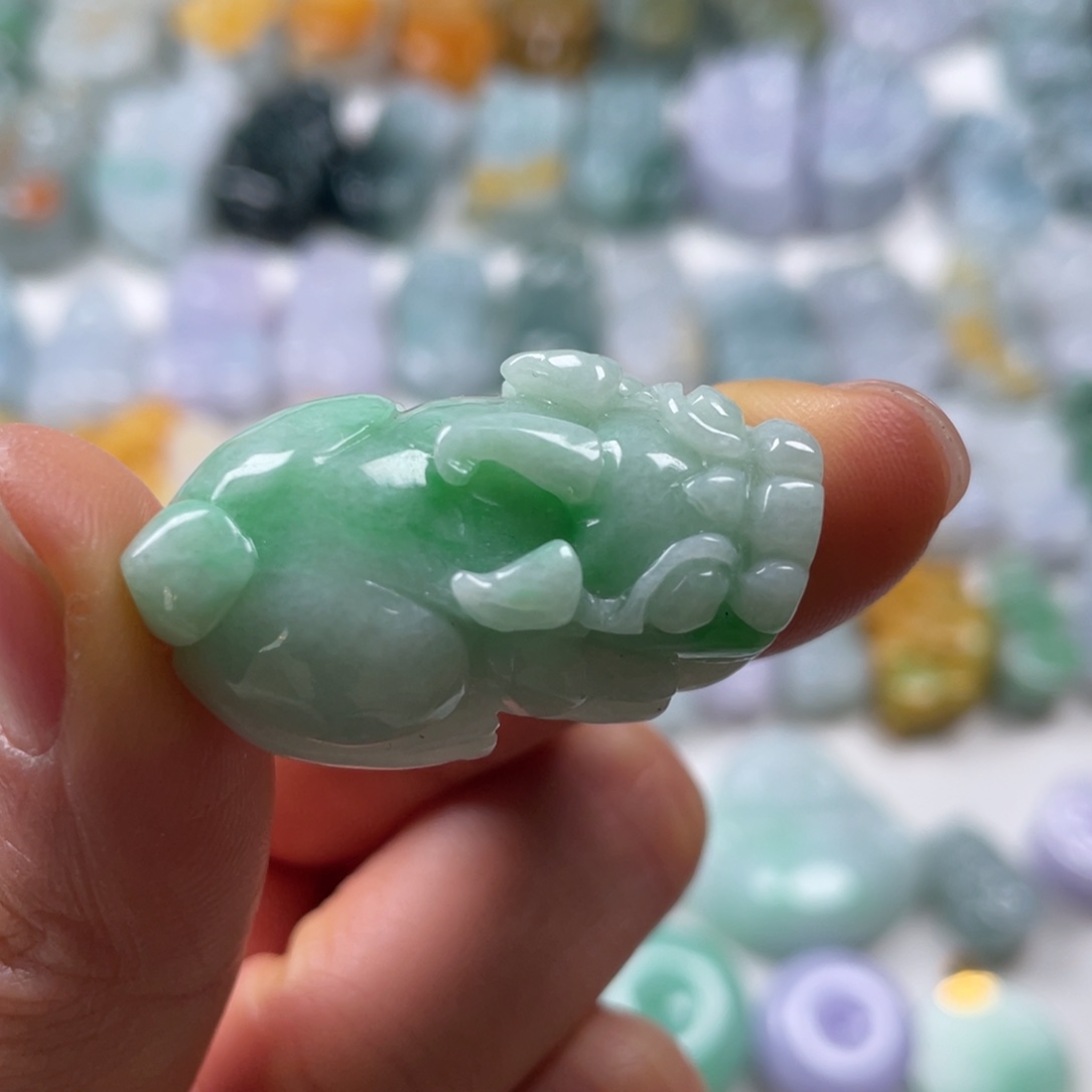 翡翠吊坠(赠链)未镶嵌