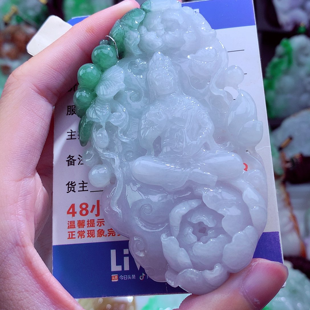 翡翠未镶嵌颈饰挂件