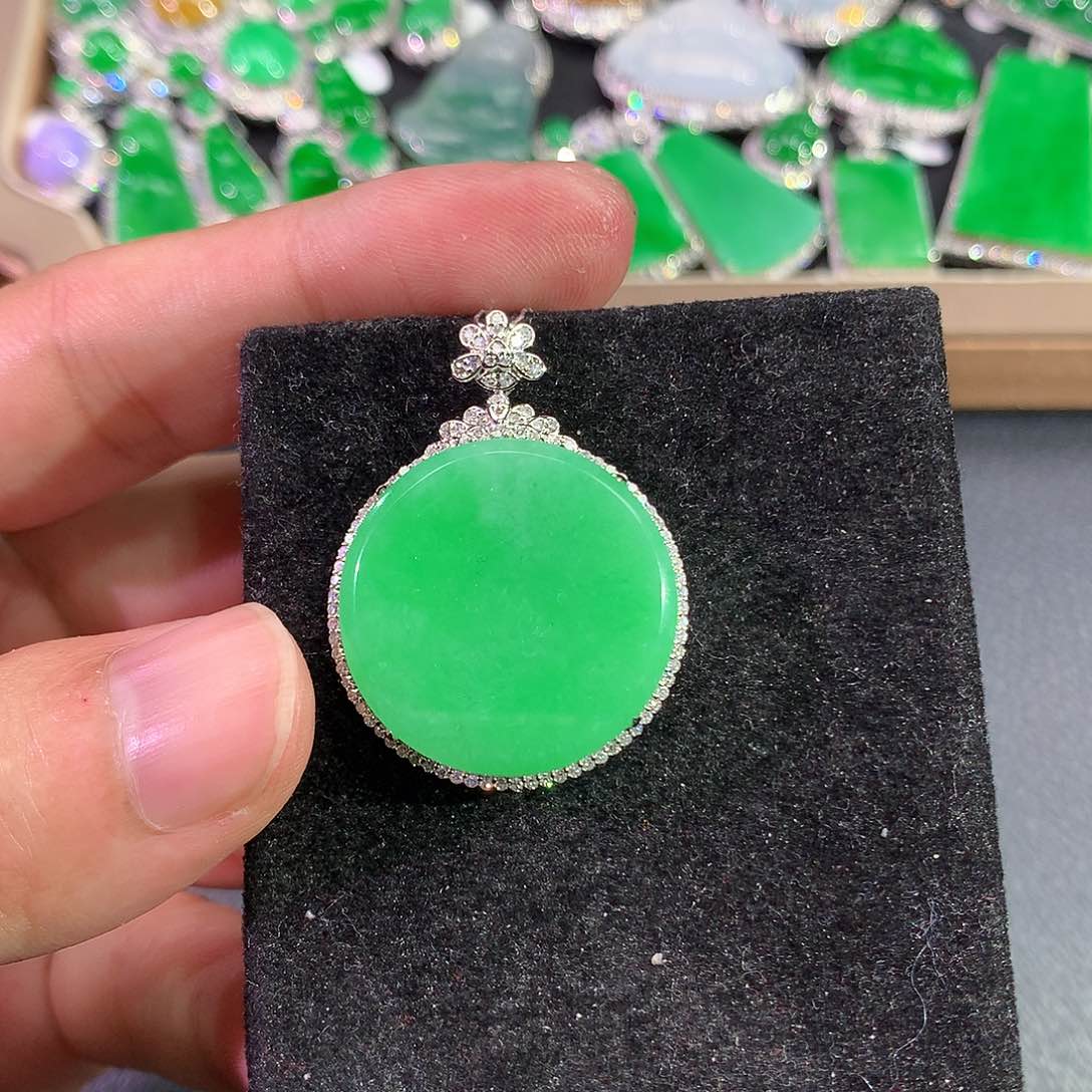 翡翠吊坠(赠链)18K金镶嵌