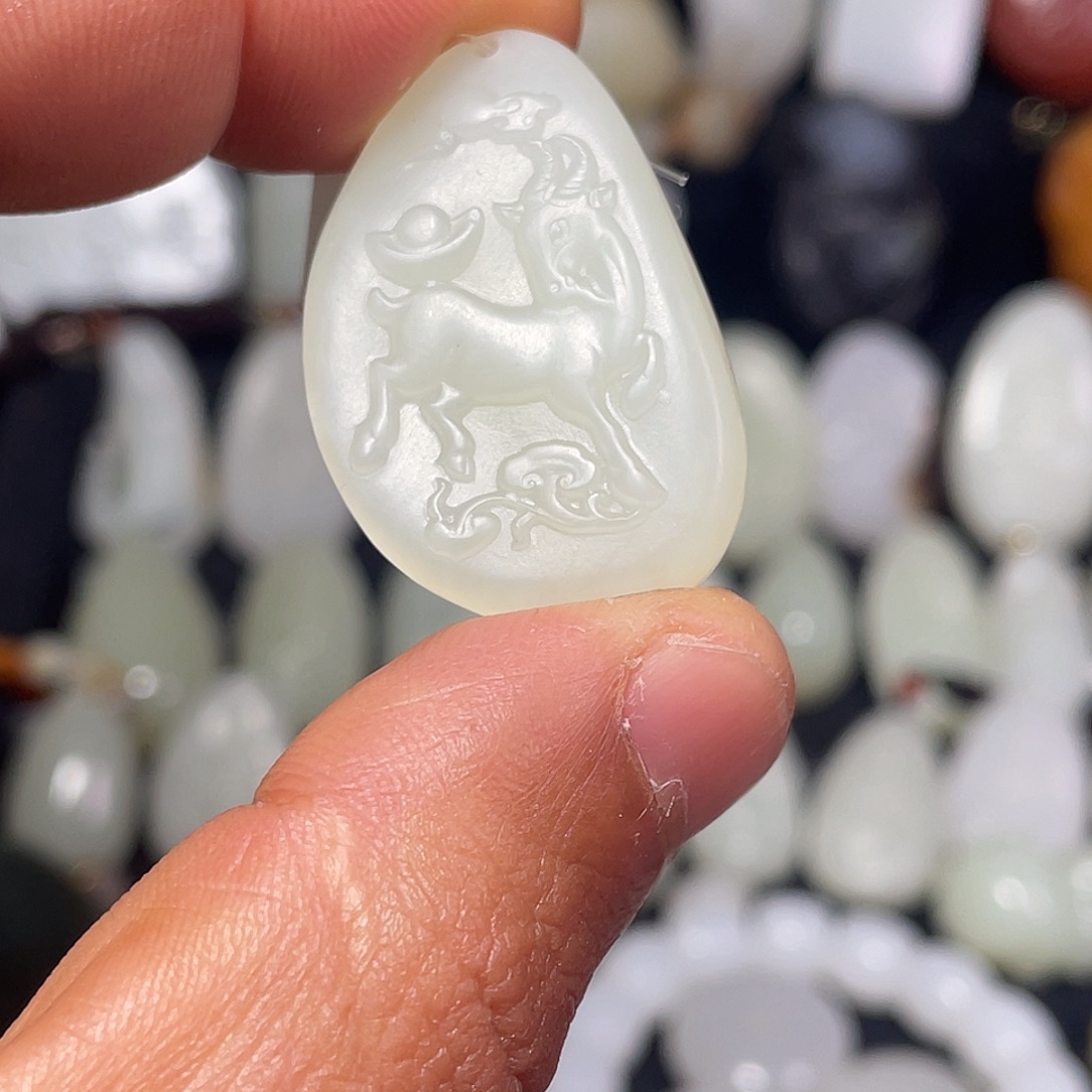 5***部和田玉未镶嵌颈饰吊坠