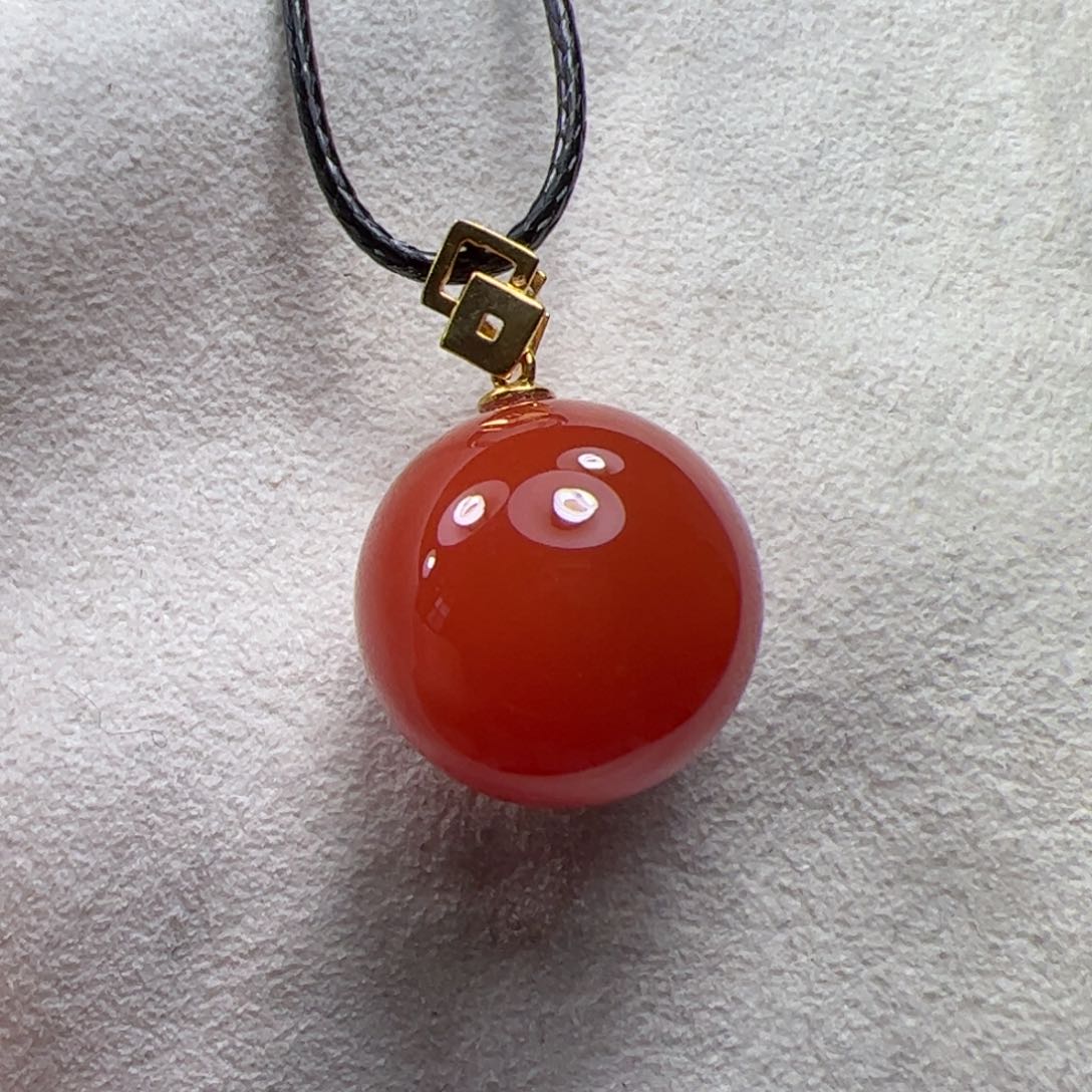 南红玛瑙吊坠18K金镶嵌小*雨