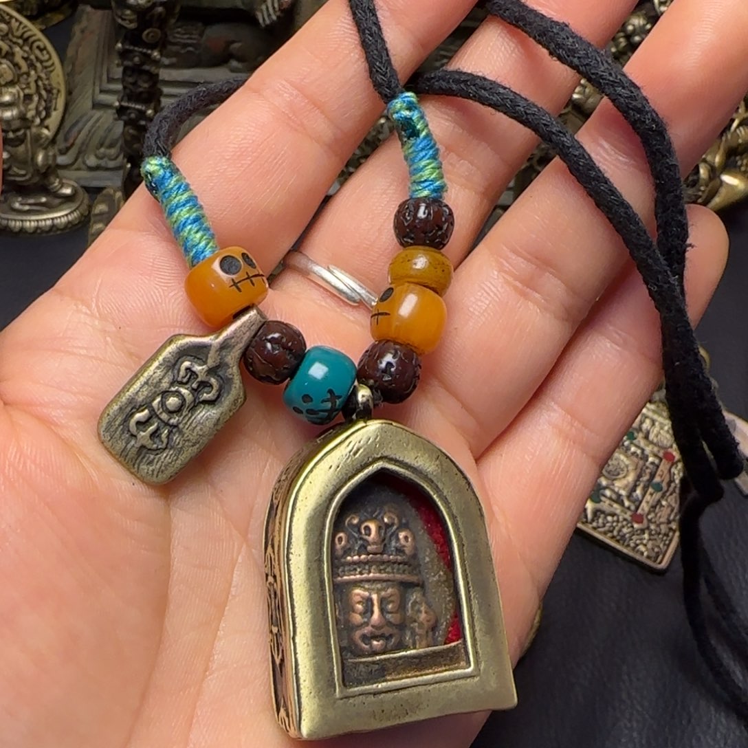 何***生泥塑。藏传牌？藏传牌子是