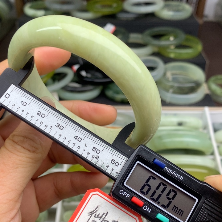 蛇纹石玉未镶嵌手镯582