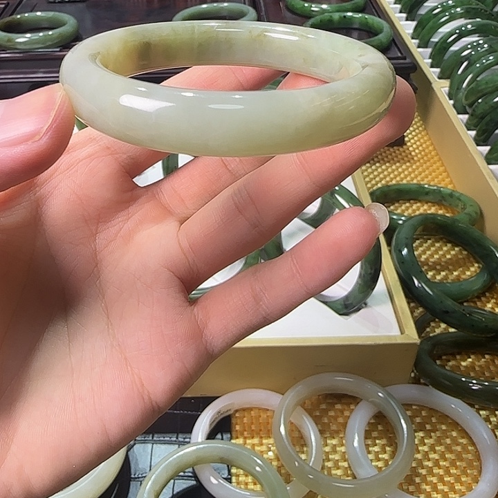 我***样未镶嵌手镯和田玉