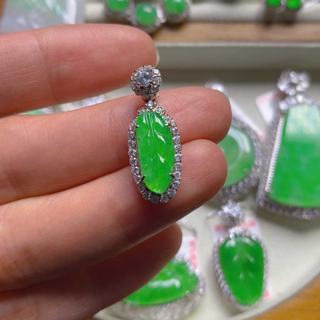 翡翠颈饰银S925镶嵌树叶吊坠