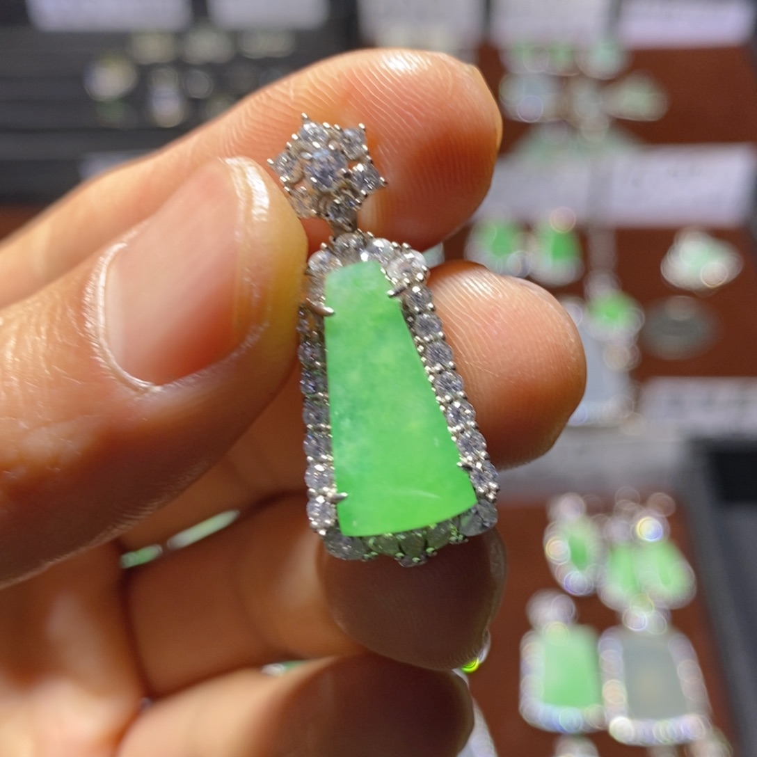 翡翠颈饰银S925镶嵌甜绿无事牌