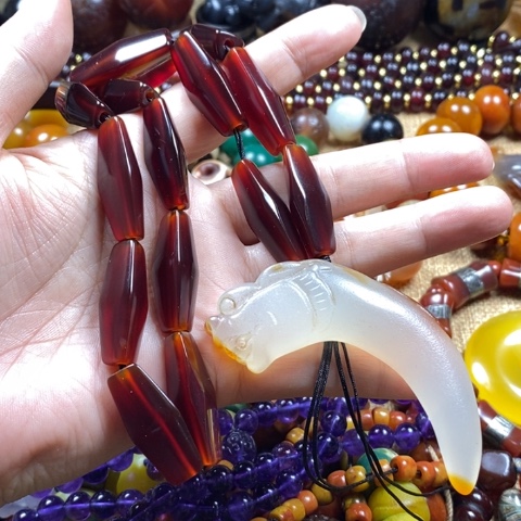 玛瑙/玉髓挂件 未镶嵌战*狼