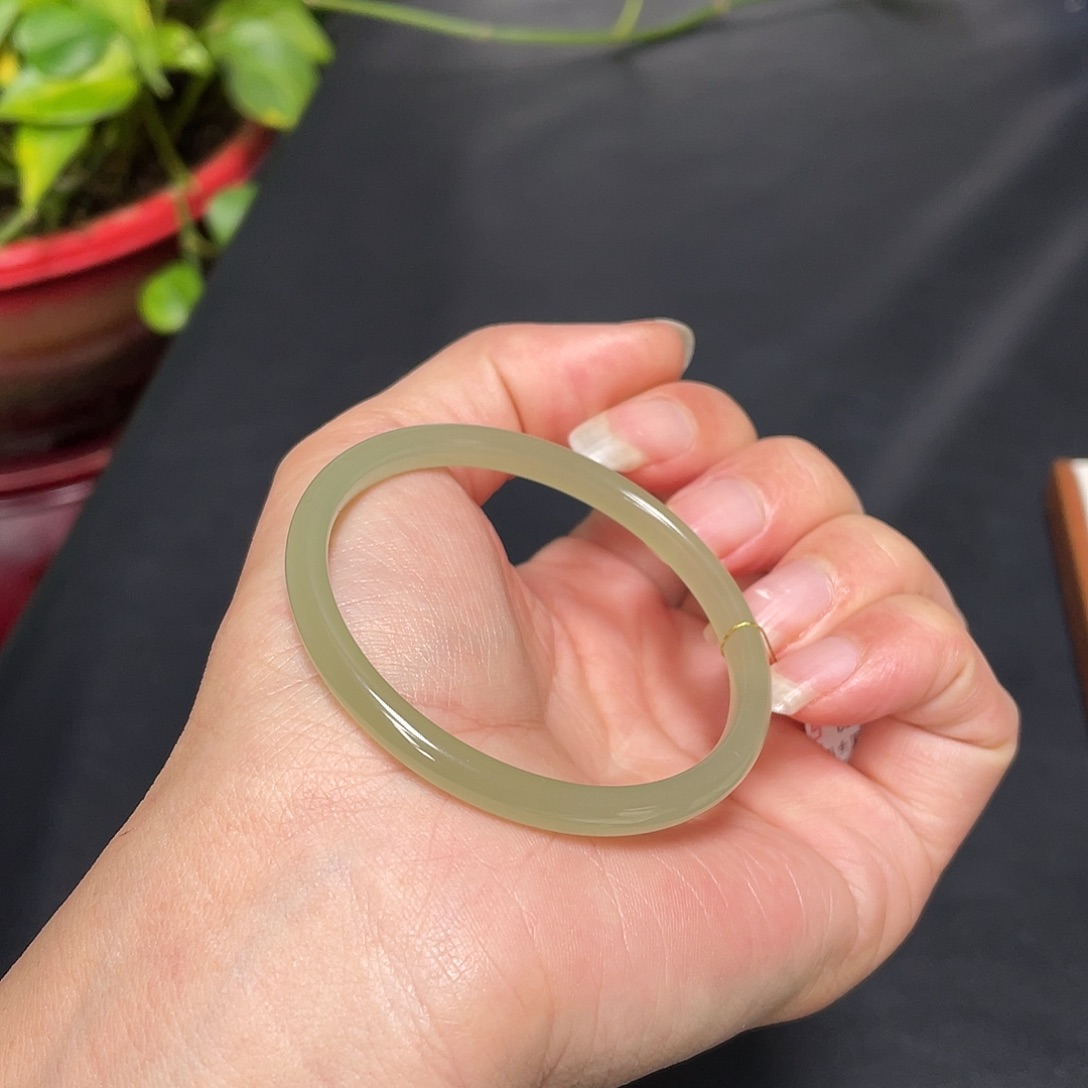 和田玉未镶嵌手镯