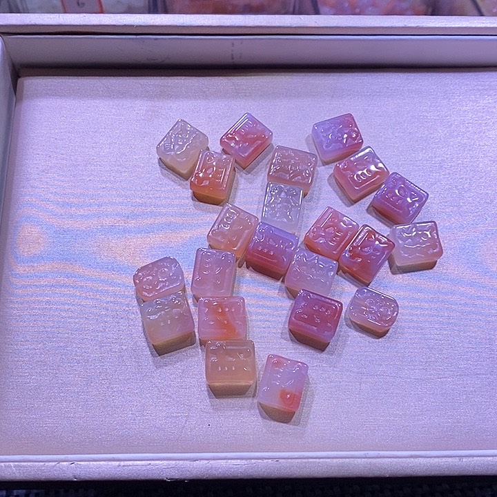 未镶嵌颈饰玛瑙/玉髓发财牌雕刻件一个