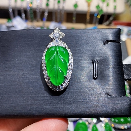 翡翠未镶嵌颈饰吊坠