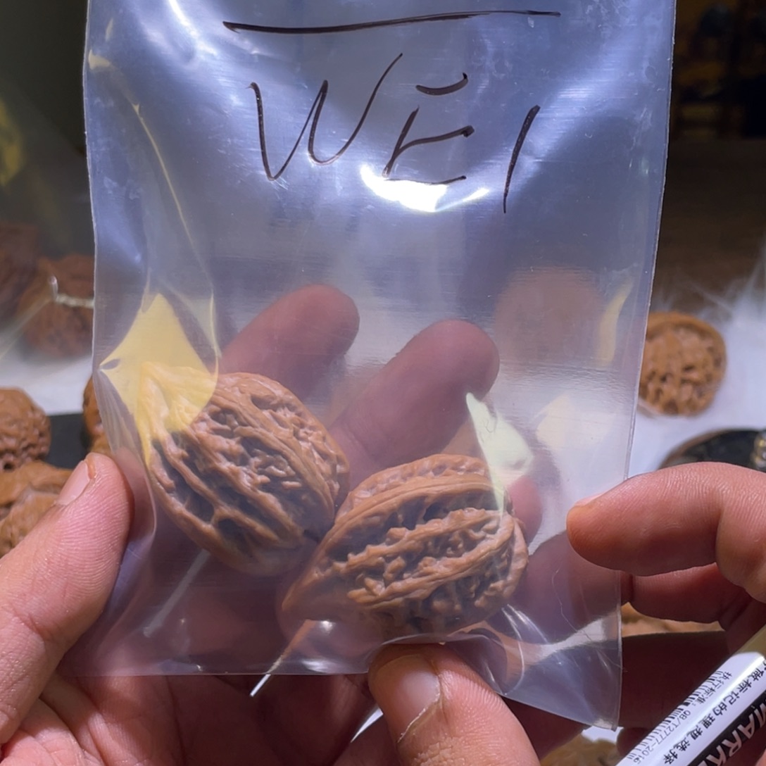 w***.瓷瓶鸭嘴文玩核桃