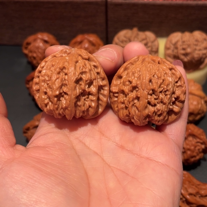 文玩核桃吊坠白狮子