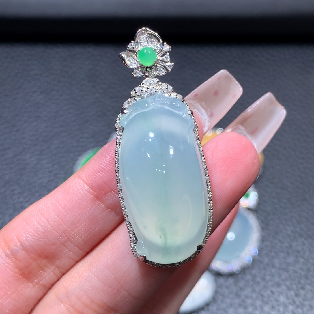 翡翠颈饰18K金镶嵌翡翠