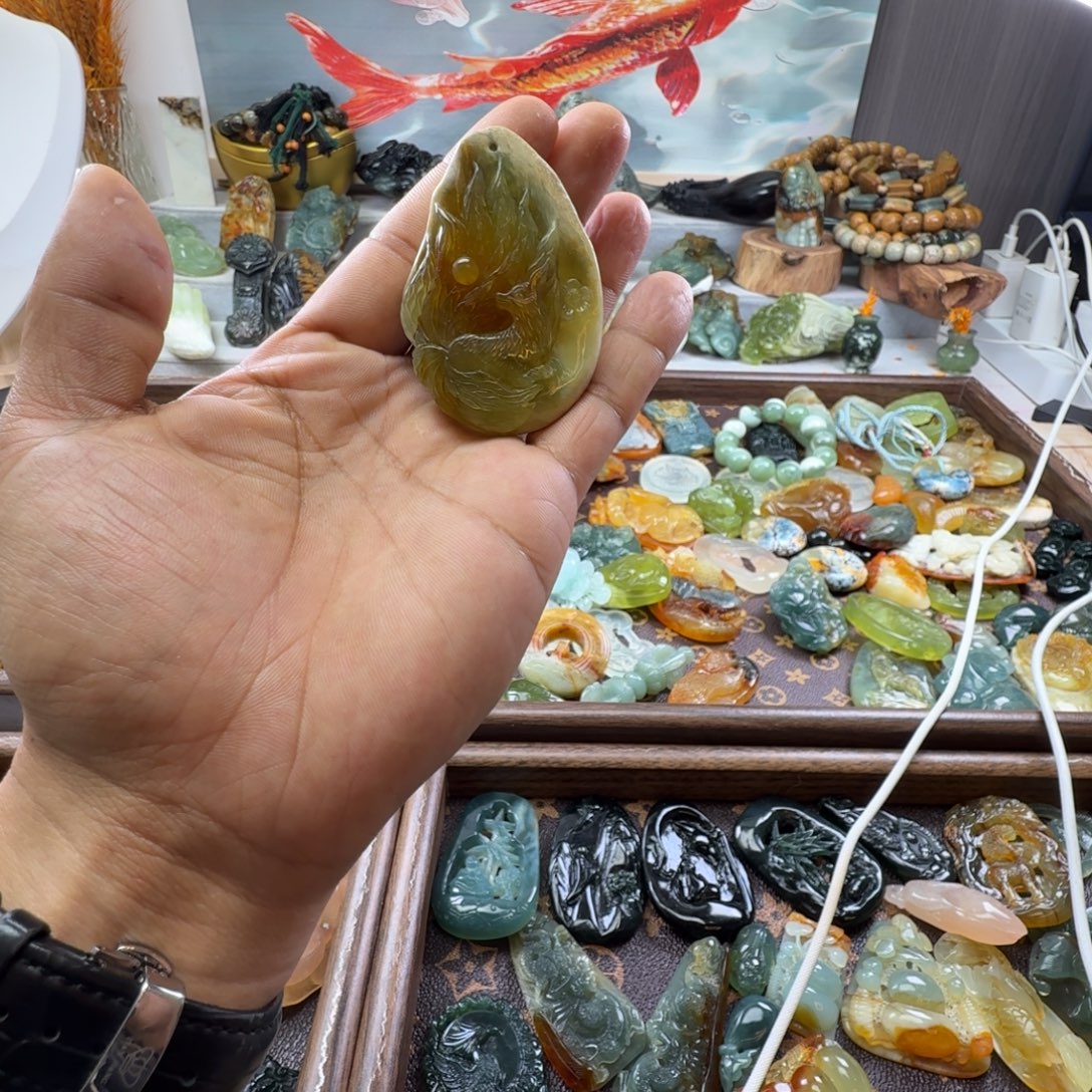 蛇纹石玉未镶嵌颈饰