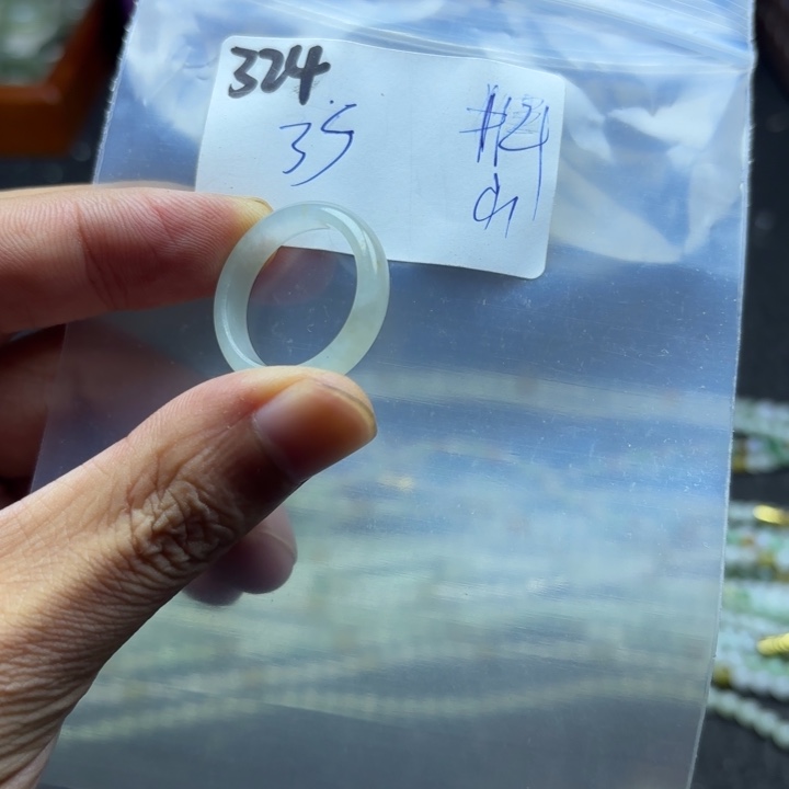 颈饰未镶嵌翡翠戒指