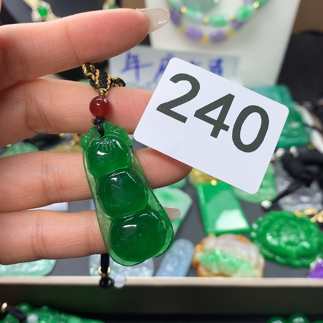 翡翠颈饰未镶嵌翡翠