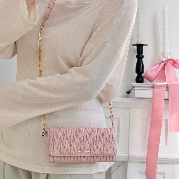 95新 MIU MIU/缪缪 缪缪/miumiu 豆沙粉褶皱斜挎包