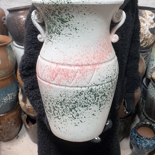 紫砂花盆口22高37，白泼墨，微瑕