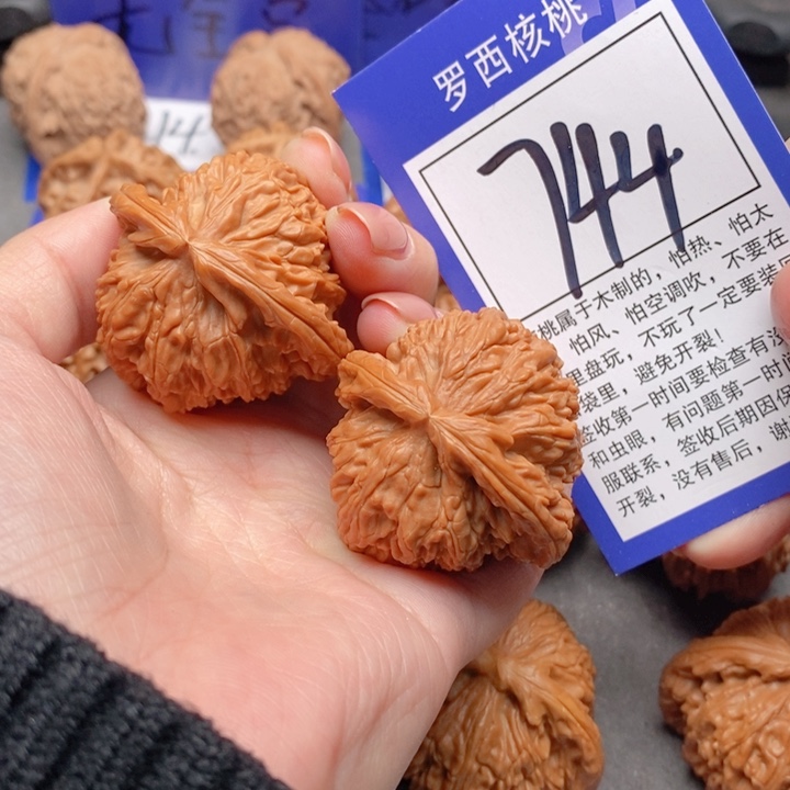 吊坠桃核42白狮子744