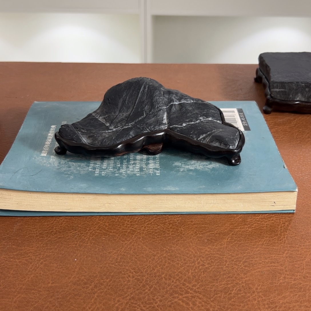 又***房灵璧石精品小山。 