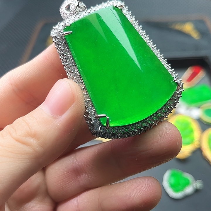 翡翠颈饰未镶嵌啊啊