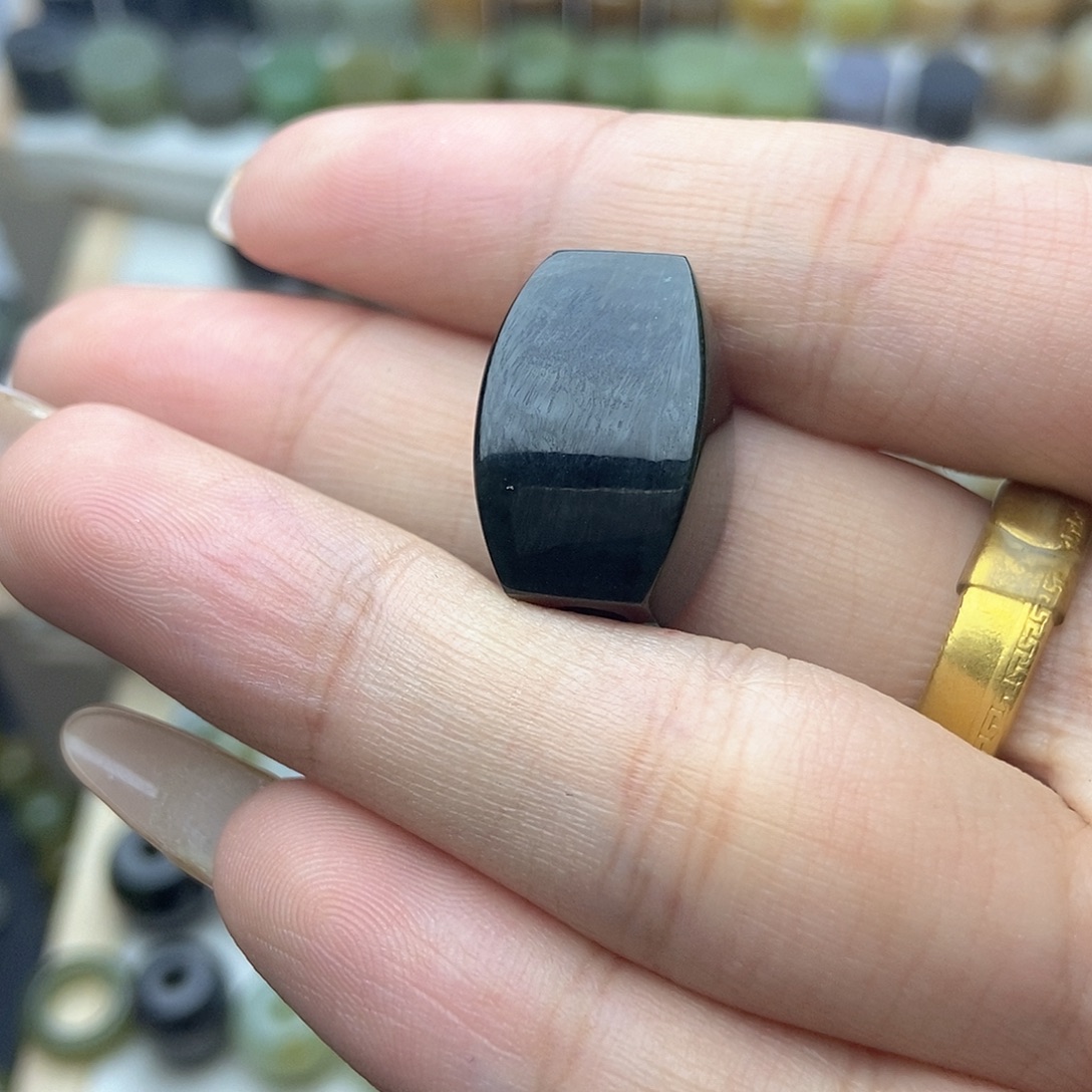 P***尼和田玉未镶嵌颈饰买断不退换