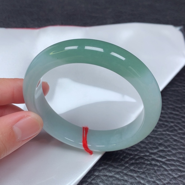 翡翠手镯未镶嵌。