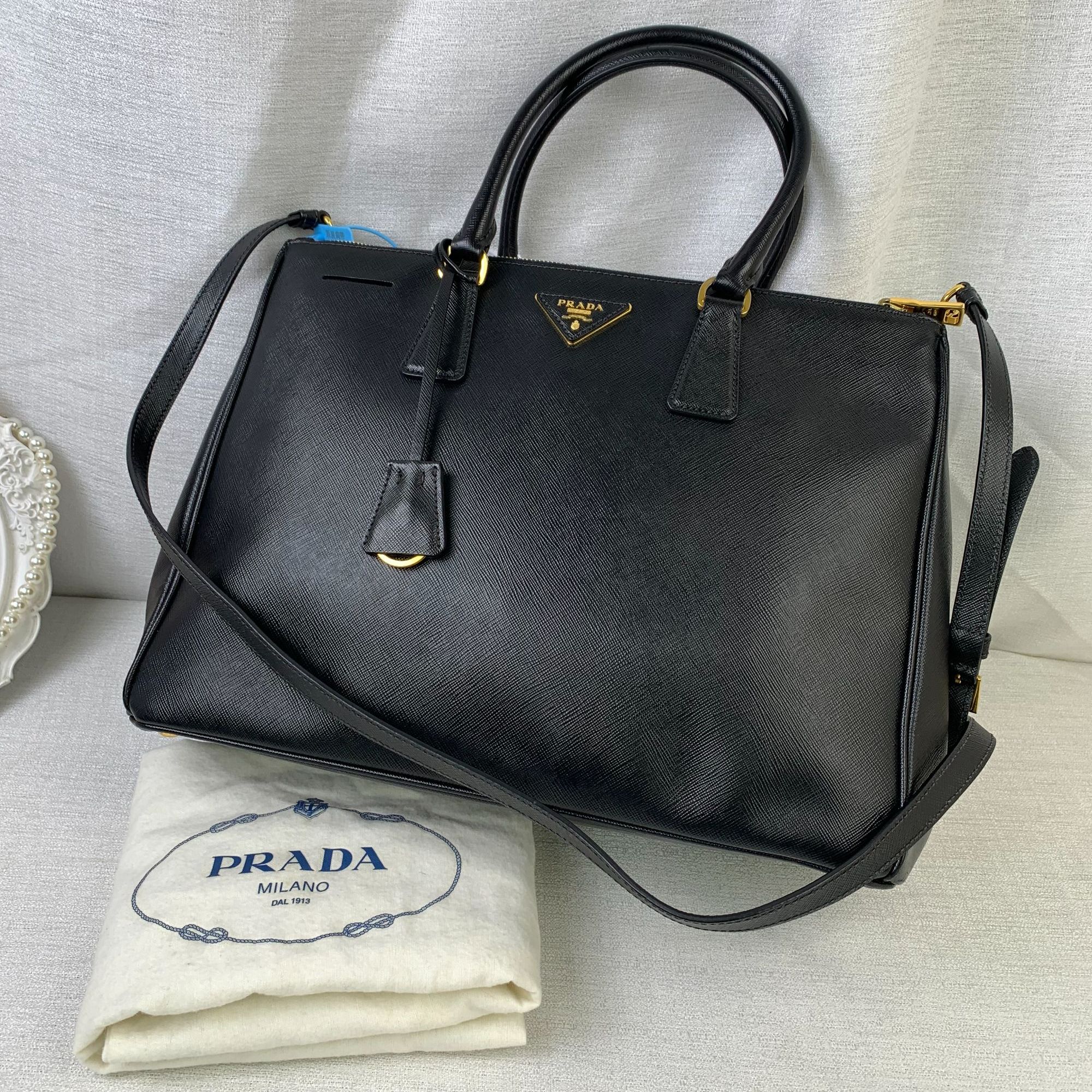 95新 Prada/普拉达 黑金杀手包/EE11118110/8110