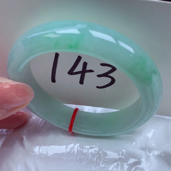 翡翠手镯未镶嵌翡翠