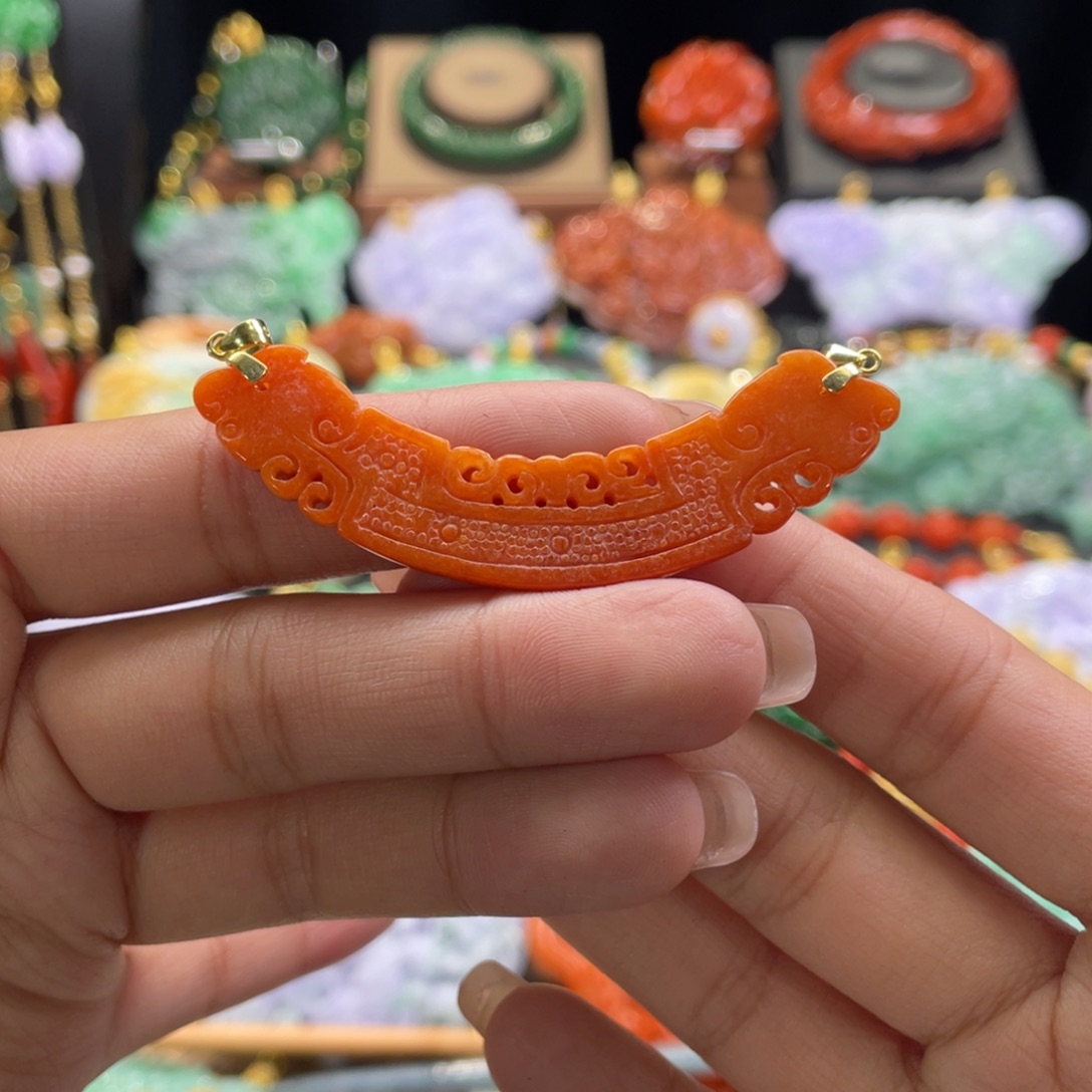 翡翠颈饰未镶嵌羊****窗代编织