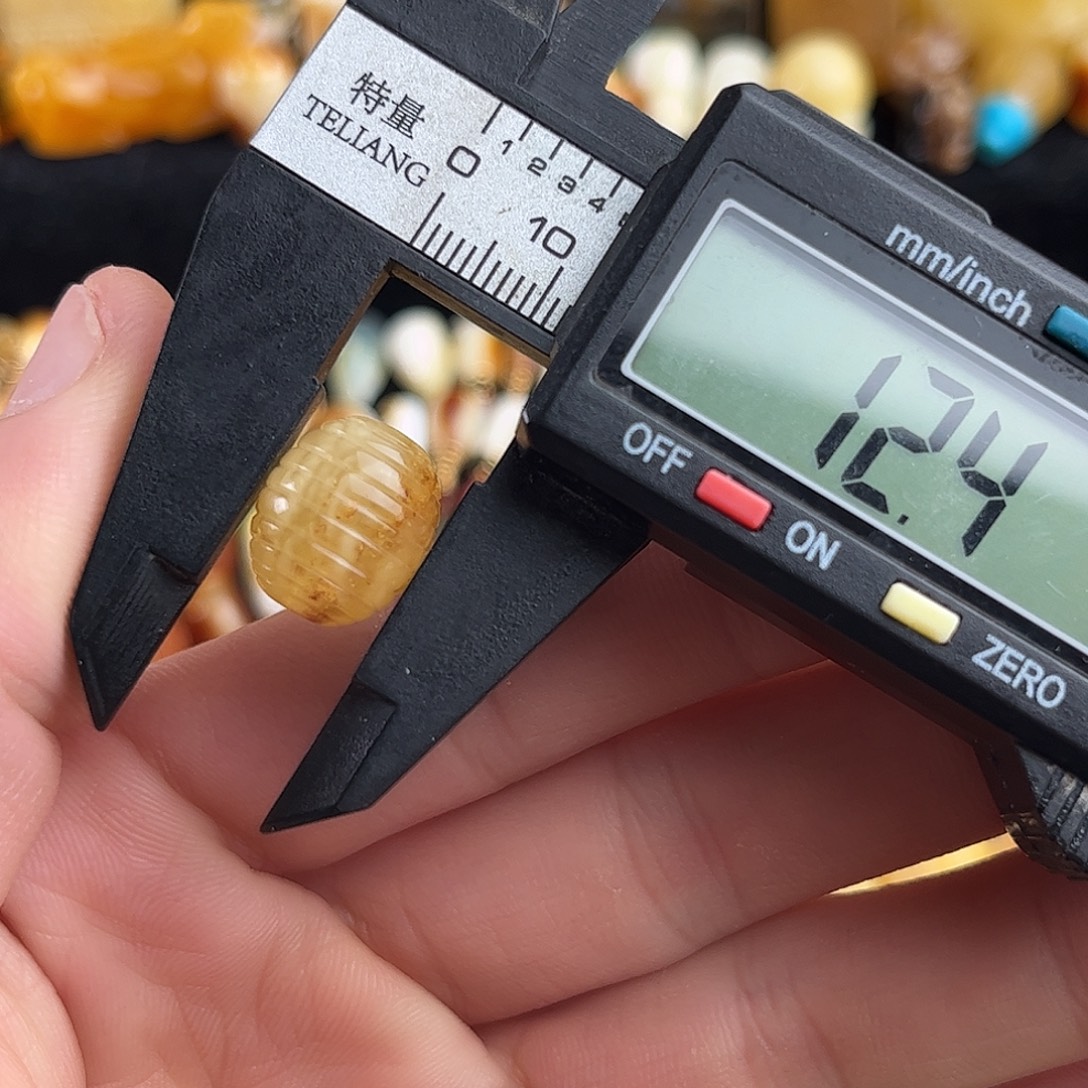 蜜蜡未镶嵌珠宝奇石