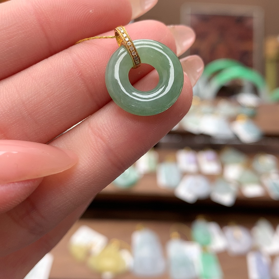 翡翠吊坠(不含链)18K金镶嵌