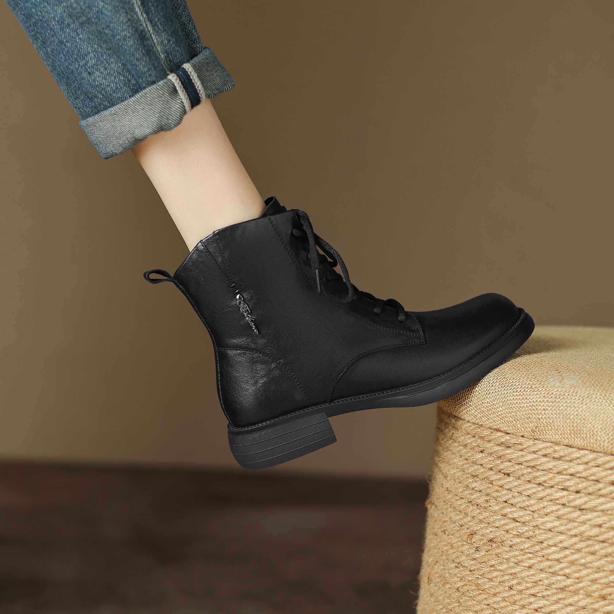 秋冬头层羊皮交叉绑带英伦风瘦瘦靴圆头极简风马丁靴平跟3cm