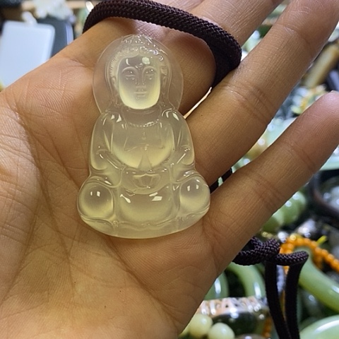 岫玉未镶嵌颈饰一个