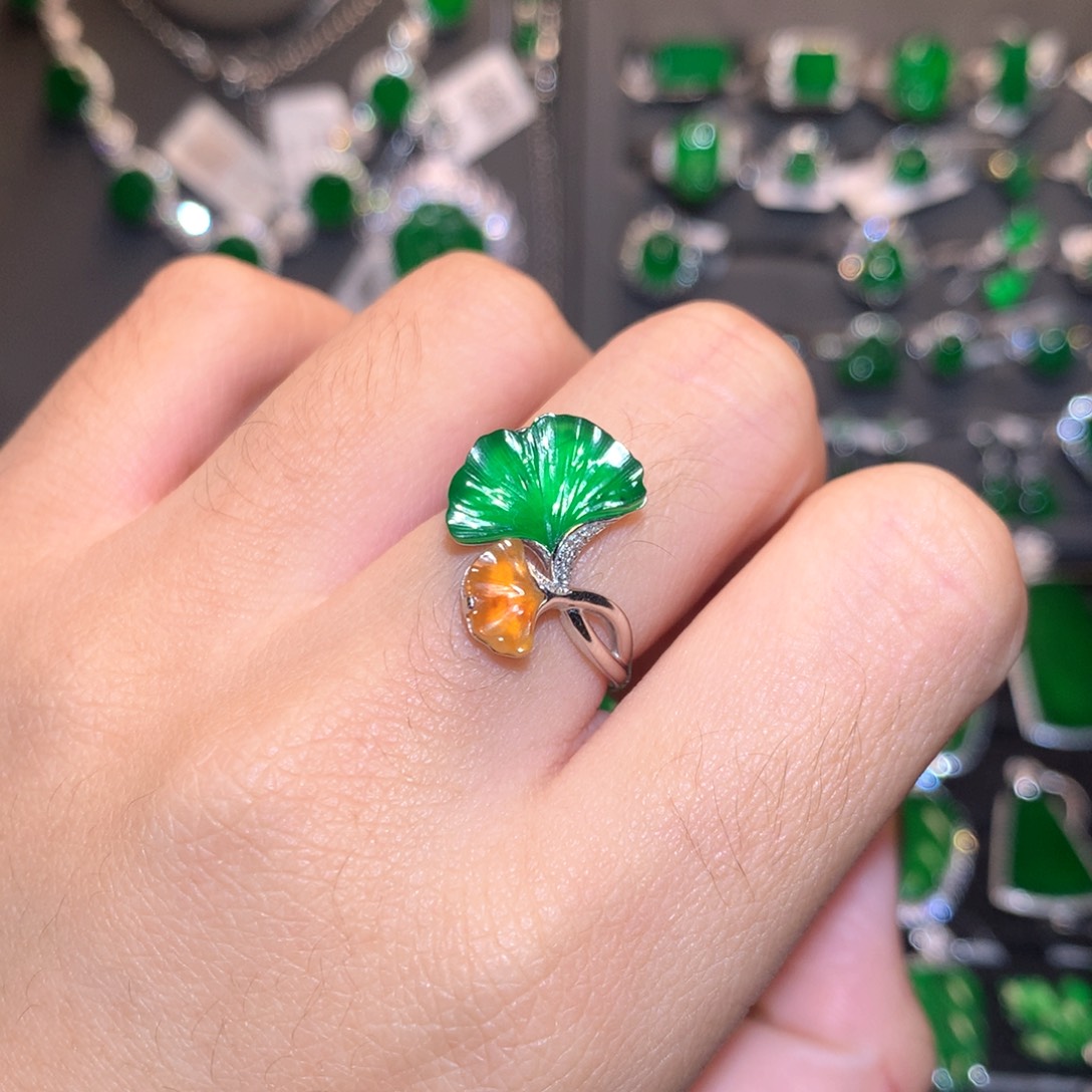 翡翠戒指18K金镶嵌银杏叶