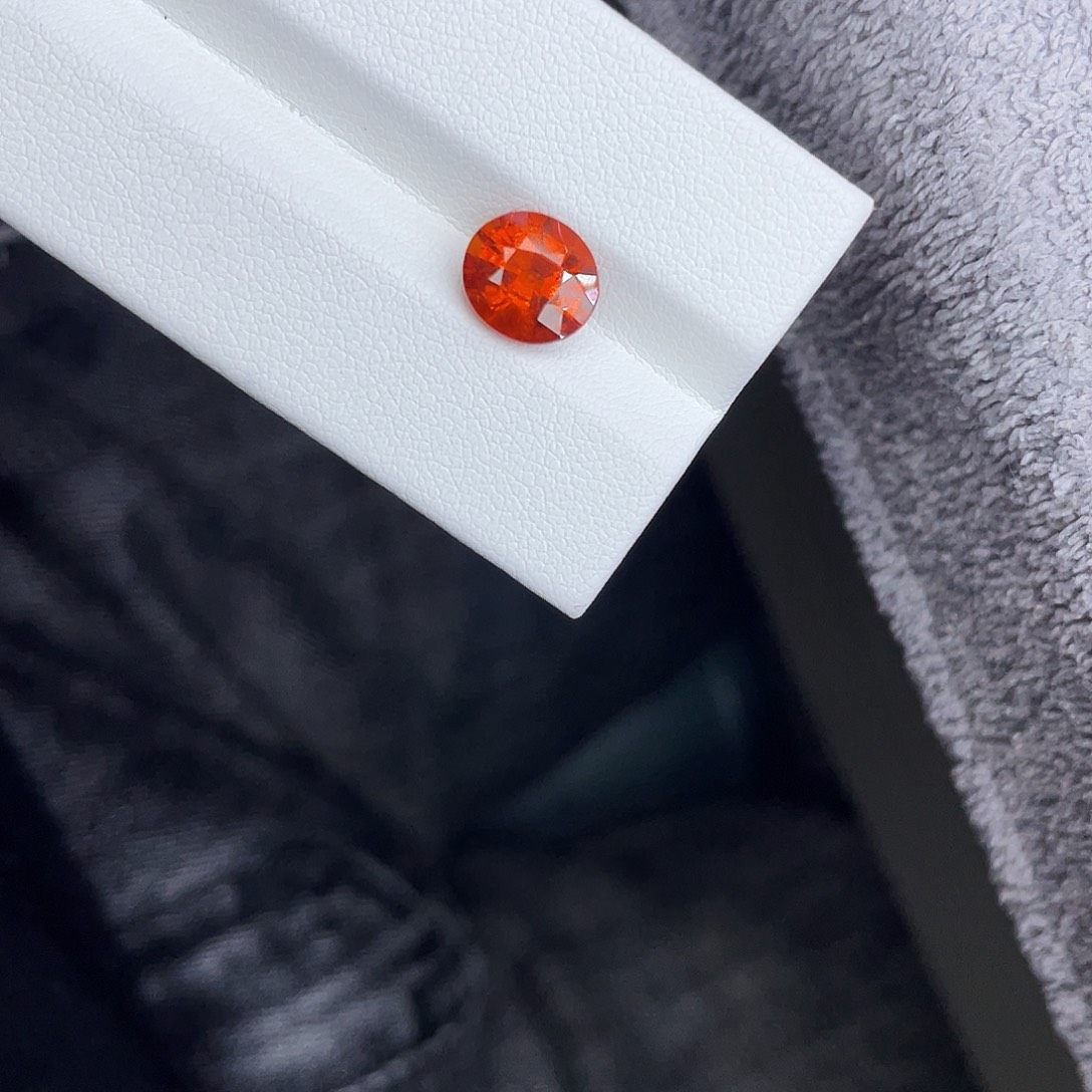 石榴石（芬达石）未镶嵌裸石2.86Ct