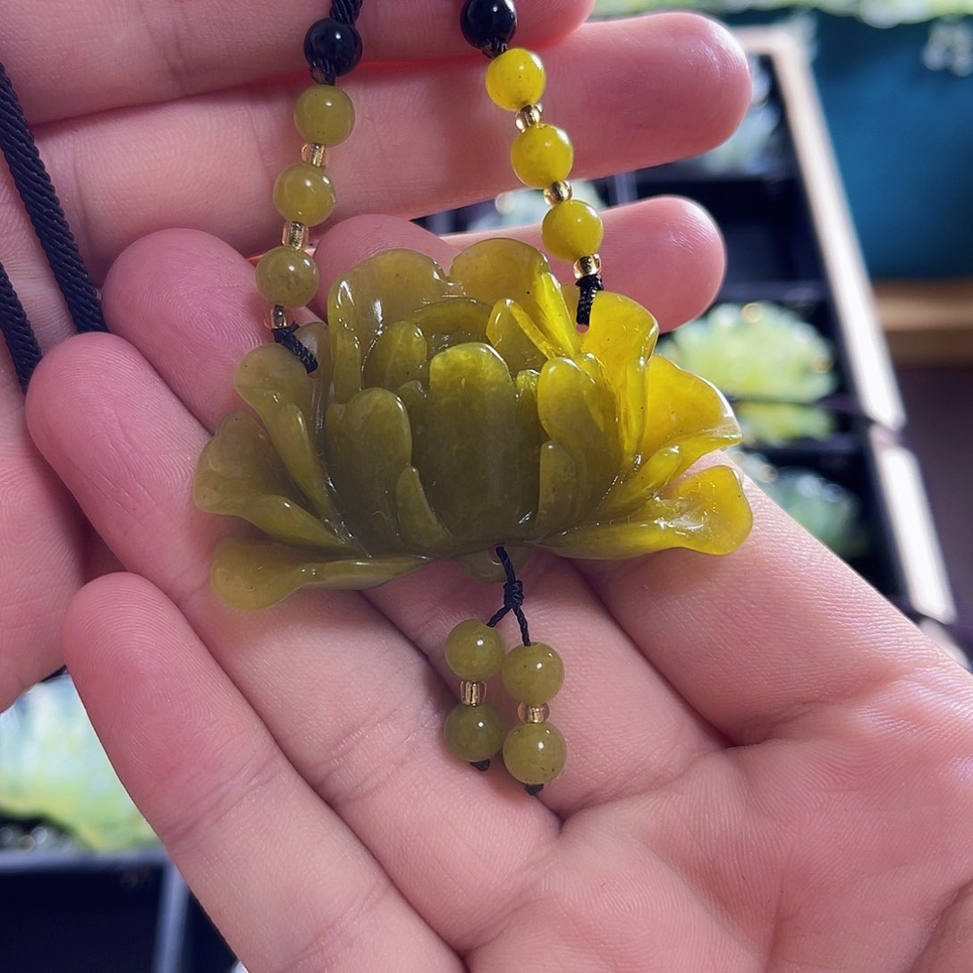 蛇纹石玉颈饰未镶嵌