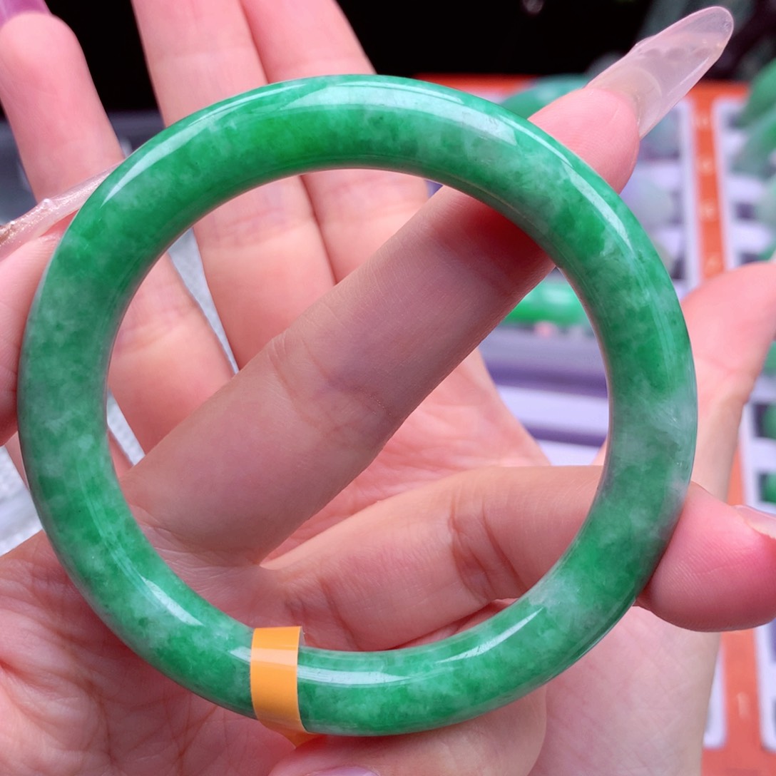 翡翠手镯未镶嵌翡翠