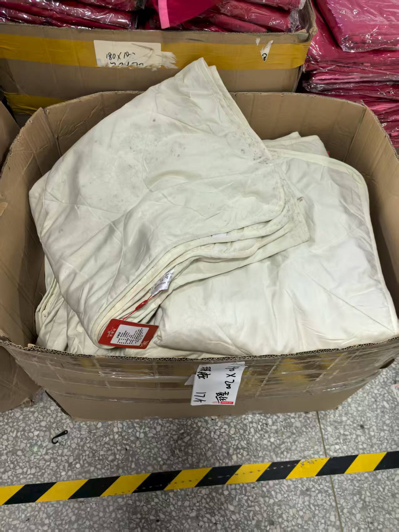 《厚广家》3楼180×200米黄色蚕丝填充床垫 严重瑕疵 发1个