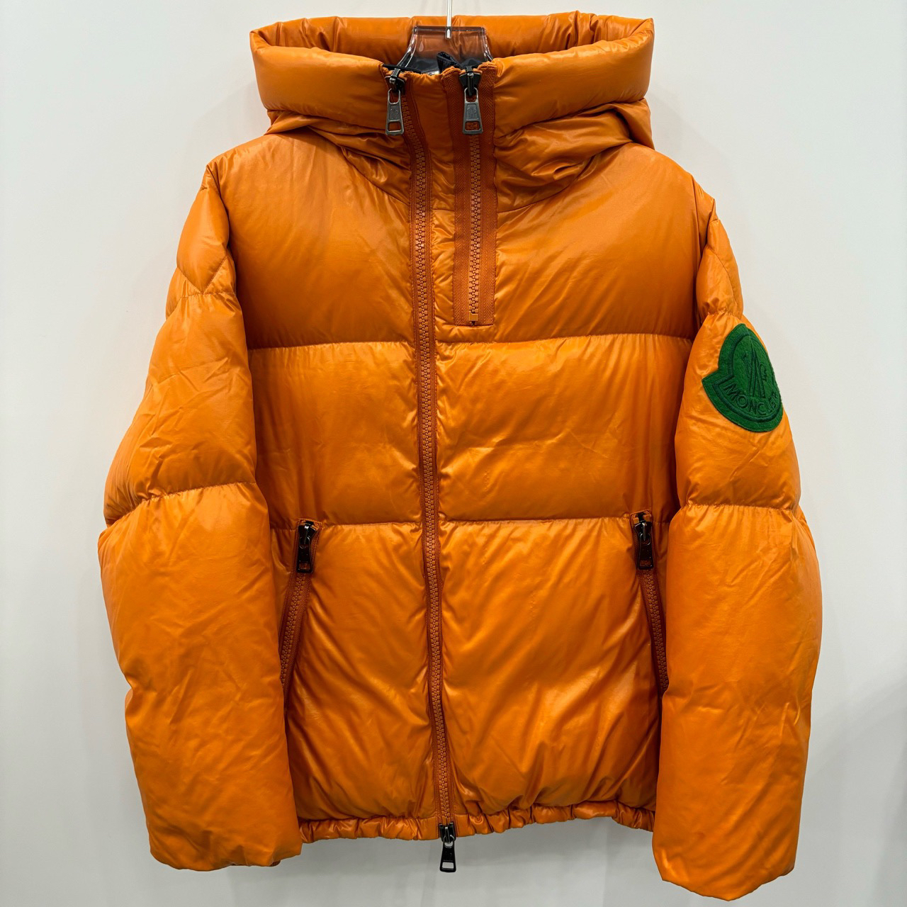 99新 MONCLER 纯色袖标大logo连帽羽绒服/尺码1/编号6410