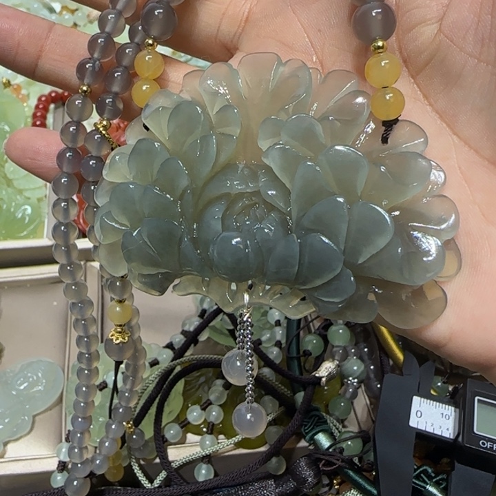 蛇纹石玉吊坠合金