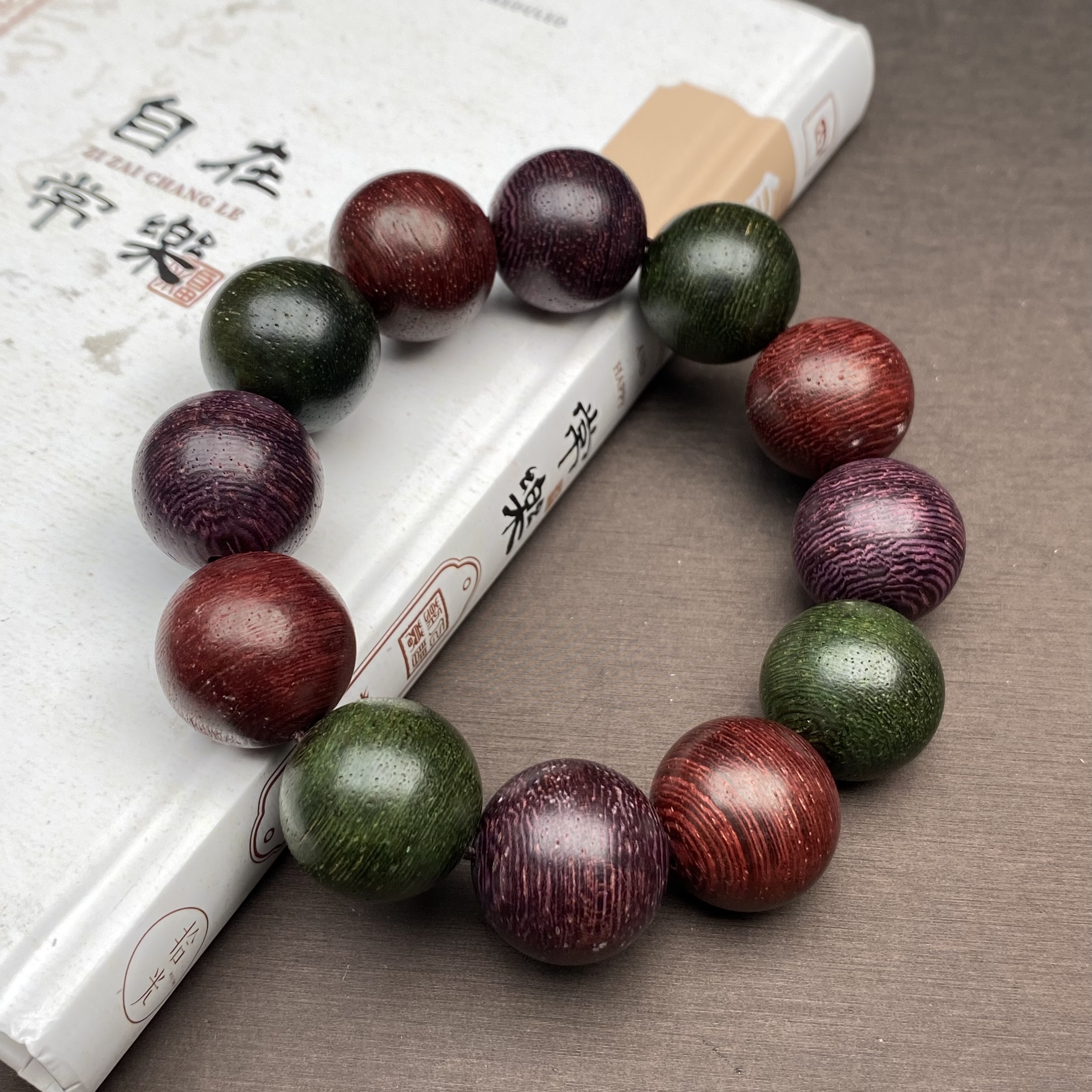 多宝紫罗兰手串手持