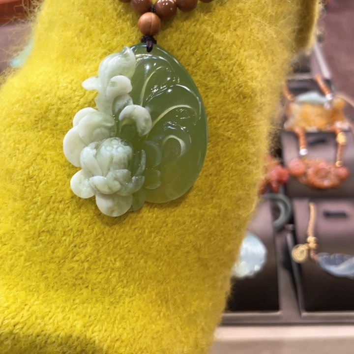 蛇纹石玉颈饰未镶嵌