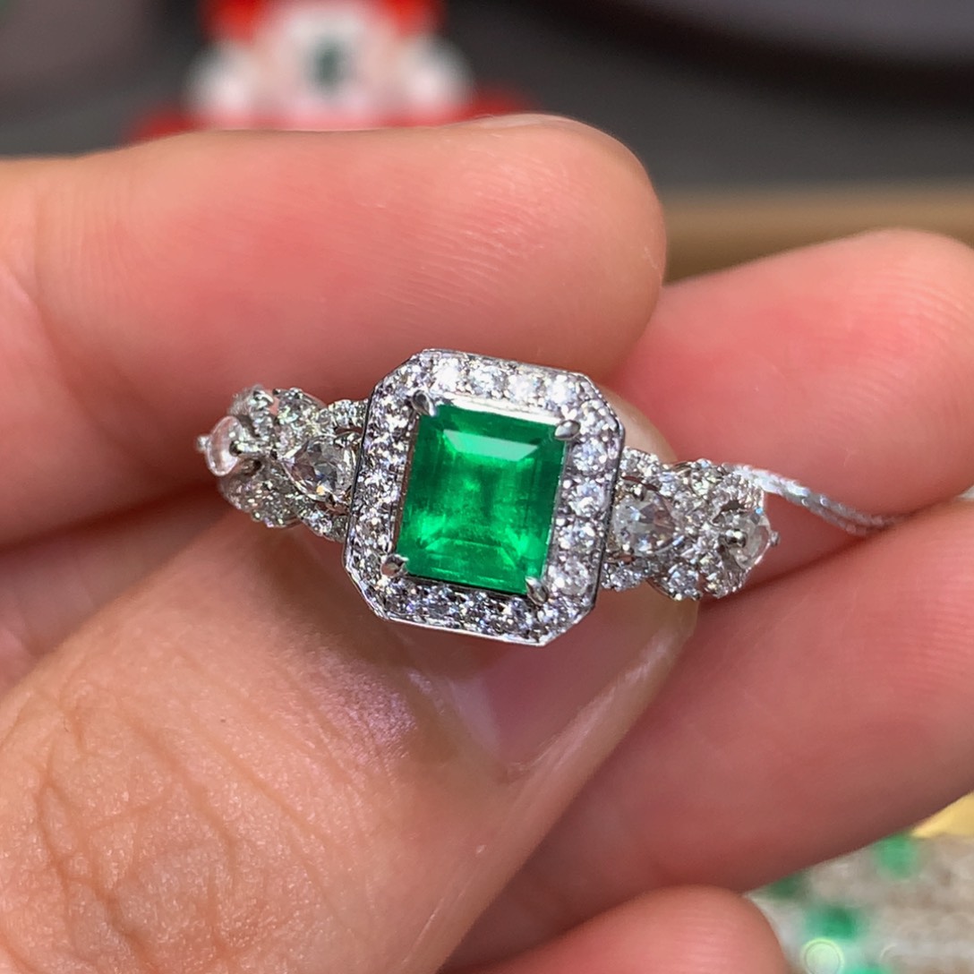 祖母绿戒指18K金镶嵌